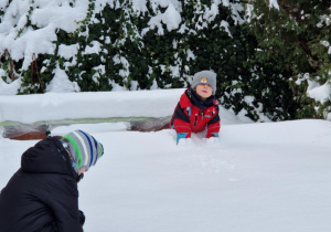 Dzieci bawią się śniegiem