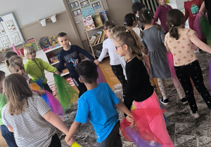 Dzieci idą w małych kolach