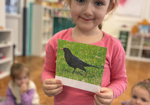 Dziewczynka pokazuje obrazek kosa