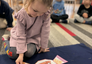 Dziewczynka kładzie ilustrację ziaren dyni