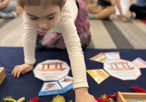 Dziewczynka bierze ilustracje ziaren słonecznika