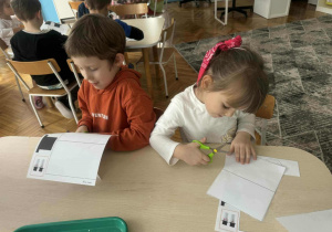 Chłopiec z dziewczynką wycinają nożyczkami