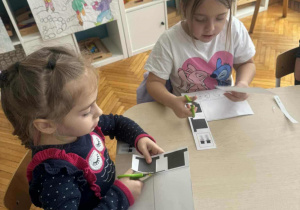 Dziewczynki wycinają nożyczkami