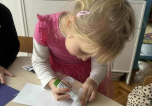 Dziewczynka klei klejem