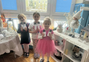 Dzieci z bałwankami w kąciku przyrody