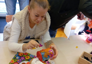 babcia maluje lampion