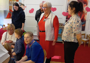 Pani dyrektor składa życzenia dziadkom