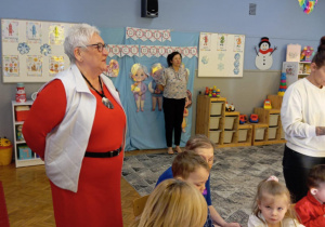 Pani dyrektor składa życzenia dziadkom