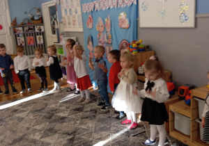 dzieci wykonują piosenkę