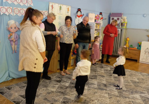 dziadkowie biorą udział w konkurencji