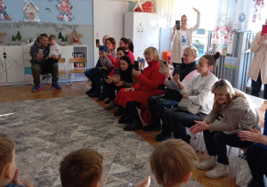 dziadkowie oglądają występ dzueci