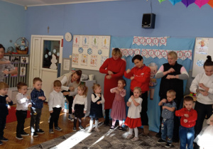 dzieci z dziadkami bawią się przy piosence