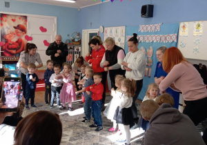 dzieci z dziadkami bawią się przy piosence