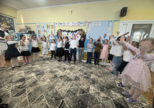 Dzieci sroja w półkolu