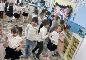 Dzieci obracają się w kółko