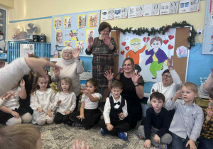 Dzieci z dziadkami na dywanie