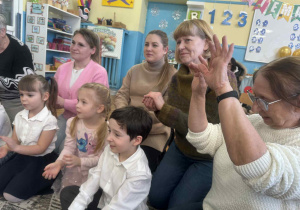 Dzieci bawią się razem z dziadkami