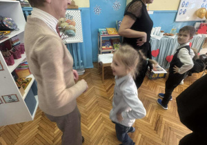 Babcia tańczy z wnuczkiem