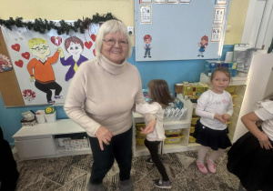 Babcia tańczy z wnusią