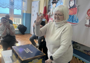 Babcia wklada ręce do magicznego pudełka