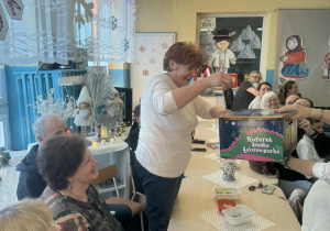 Babcia wyjmuje kartę z pudełka