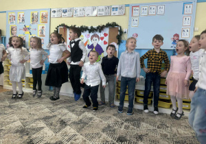 Dzieci śpiewają piosenkę