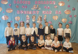 Dzieci na tle napisu babciu dziadku kochamy was za