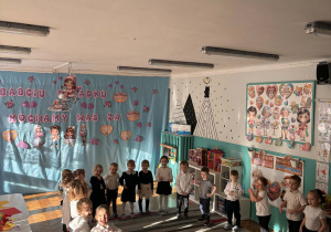 Dzieci śpiewają piosenkę o babci i dziadku