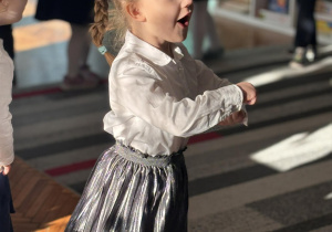 Dziewczynka robi młynek rękoma