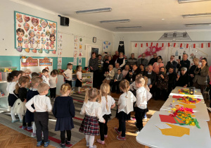 Dzieci tańczą twista dla babci