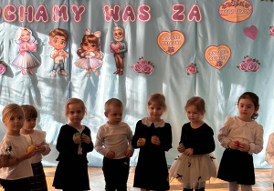 Dzieci grają na instrumentach do piosenki dla dziadka