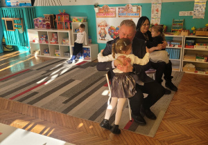 Zabawa z dziadkami rozpoznawanie po głosie swojej wnuczki, wnuczka