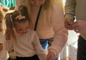 Dziewczynka z babcia robi kalendarz