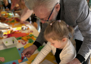 Dziewczynka z dziadkiem robi kalendarz