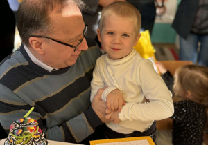 Chłopiec u dziadka na kolanach