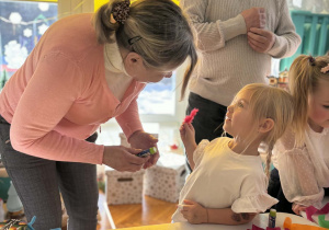 Dziewczynka z babcią robią kalendarz