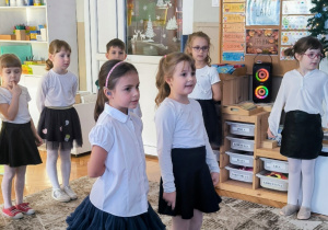 Dwie dziewczynki mówią wiersz