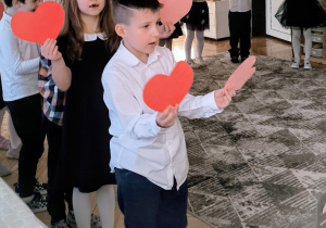 Dzieci z czerwonymi sercami