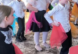 Dzieci stoją z kolorowymi apaszkami