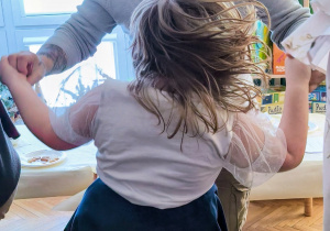 Dziewczynka tanczy z dziadkiem