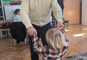Dziadek tanczy z wnuczkiem