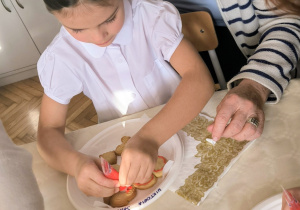 Babcia z wnusią dekoruje ciastka