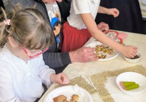 Dziadkowie dekorują ciastka maślane