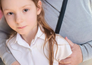 Babcia z wnusią i ciasteczkami