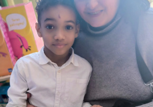 Chłopiec z babcią i talerzem ciasteczek