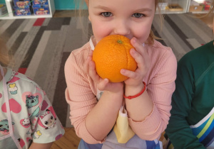 Dziewczynka wącha pomarańcze