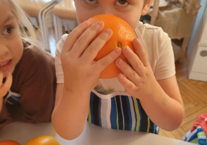 Chłopiec wącha pomarańcze