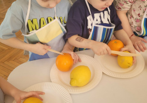 Chłopcy próbują pokroić wowoce
