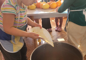 Dziewczynka wrzuca pokrojone owoce