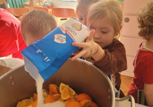 Dziewczynka wsypuje cukier